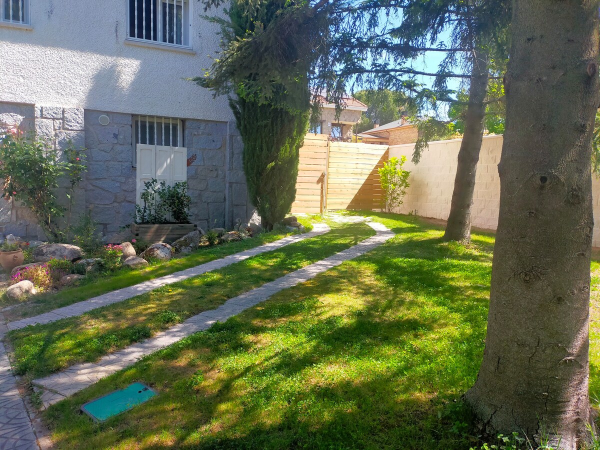 「El Nido」单间公寓、游泳池、无线网络和私人花园