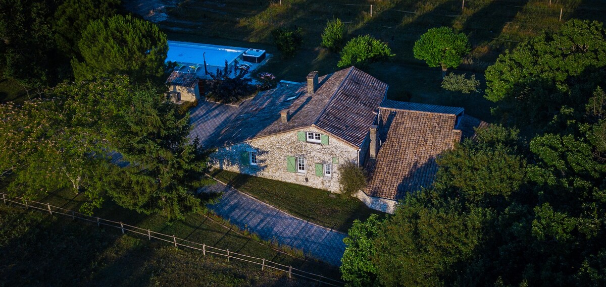 GÎTE DE LA TRUFFIERE PISCINE CHAUFFEE ET按摩浴缸