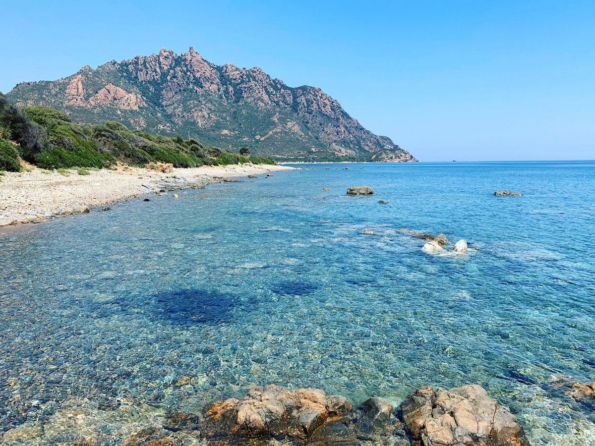 撒丁岛（ Sardegna ）旁边的别墅小屋，完全隐私