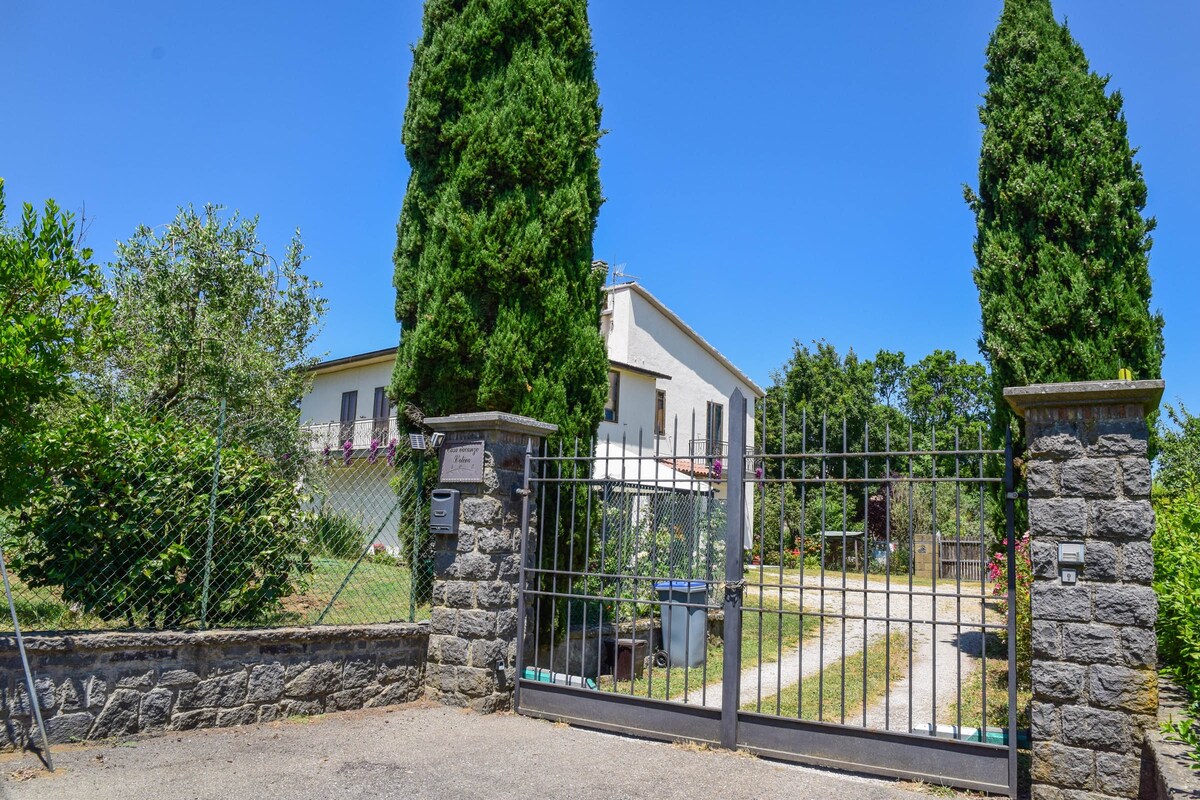 Lubriano带围栏花园和游泳池的房子