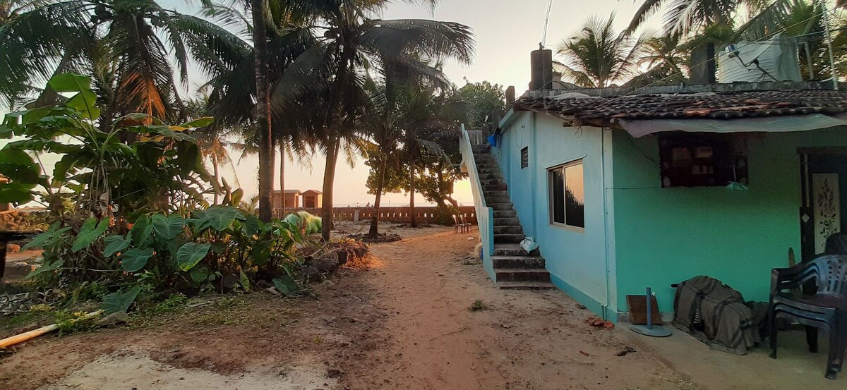 入住典型的Konkani村的海滨。