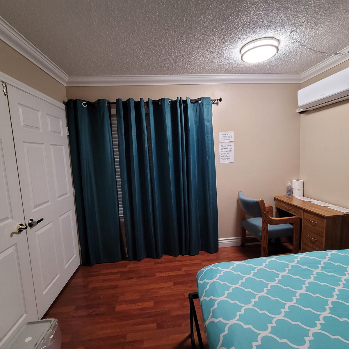 Room 5 Near UCR Riverside with shared bathroom