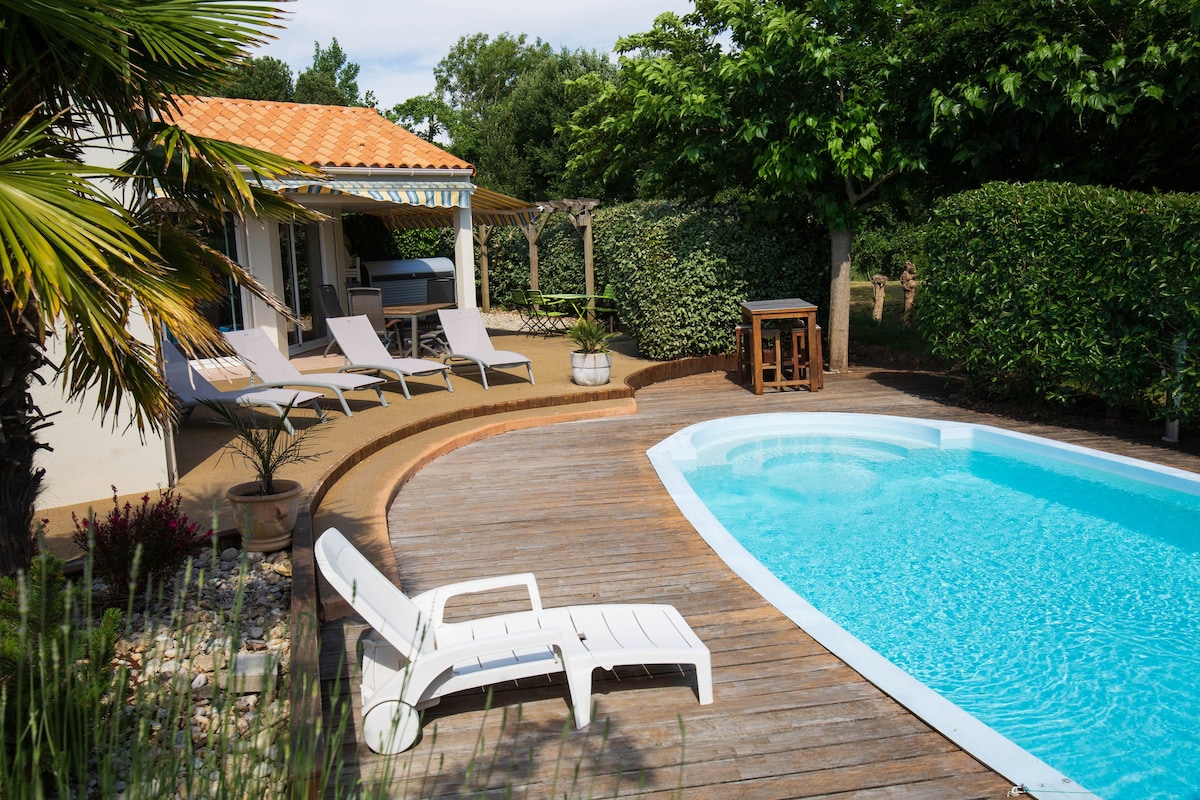 Aux Sables d 'Olonne、房屋和游泳池