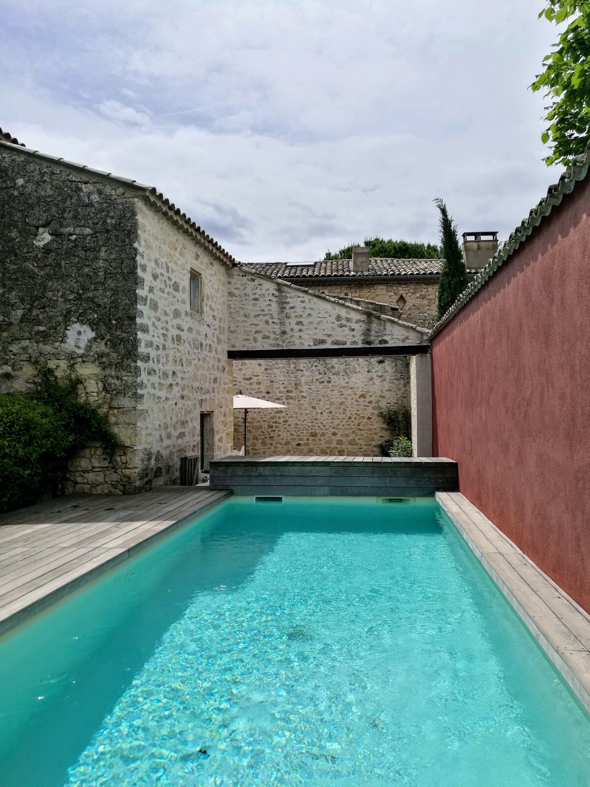 普罗旺斯带泳池的迷人普罗旺斯别墅。