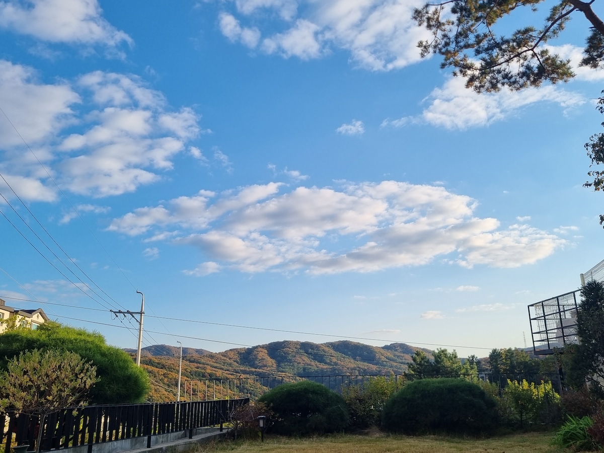 带烧烤的独立乡村小屋