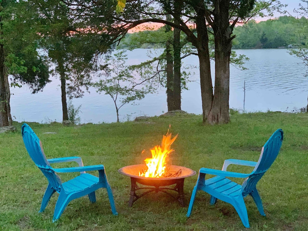 查尔斯湖滨小木屋（ Lakefront Cabin on Lake Charles ） ，带皮划艇