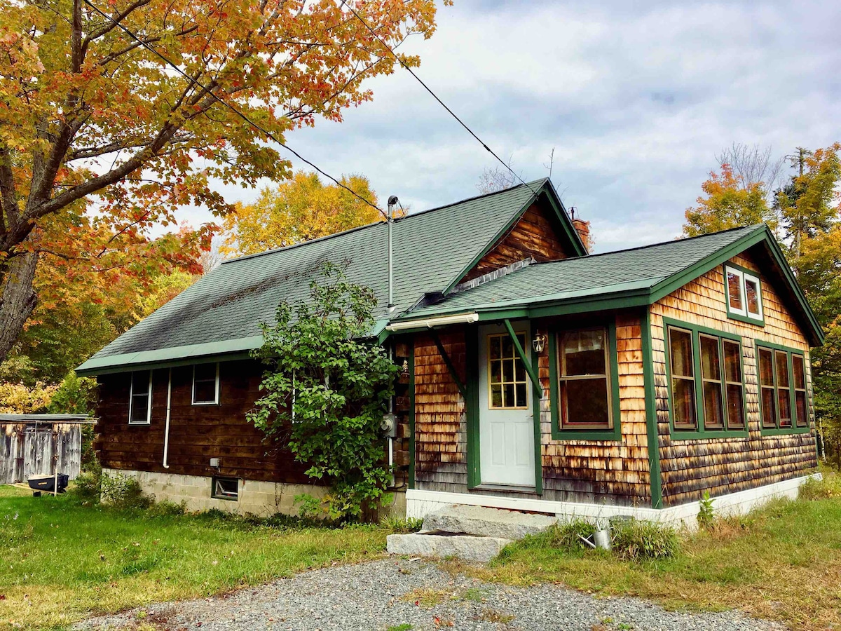 Maine getaway! Peaceful, cozy cabin in the woods