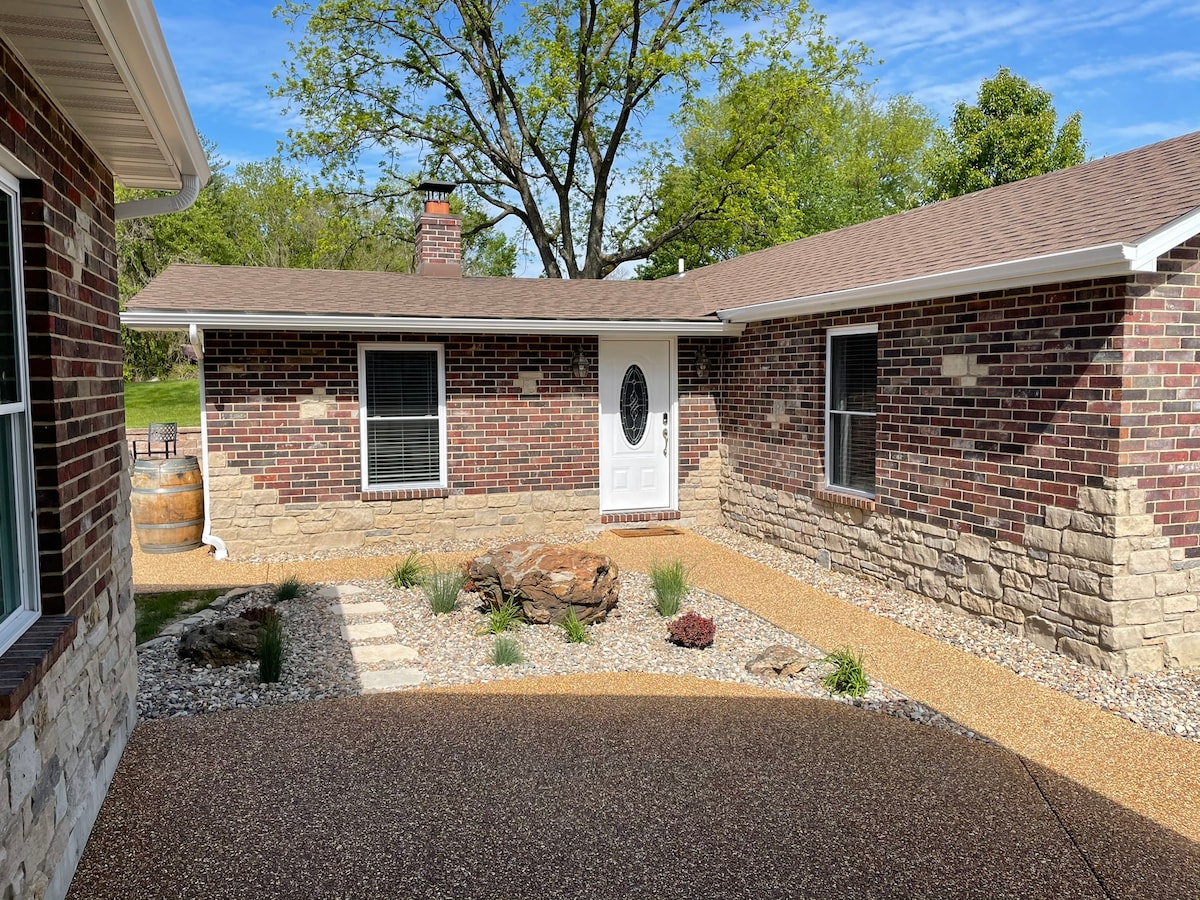 A Charming Home newly remodeled and furnished