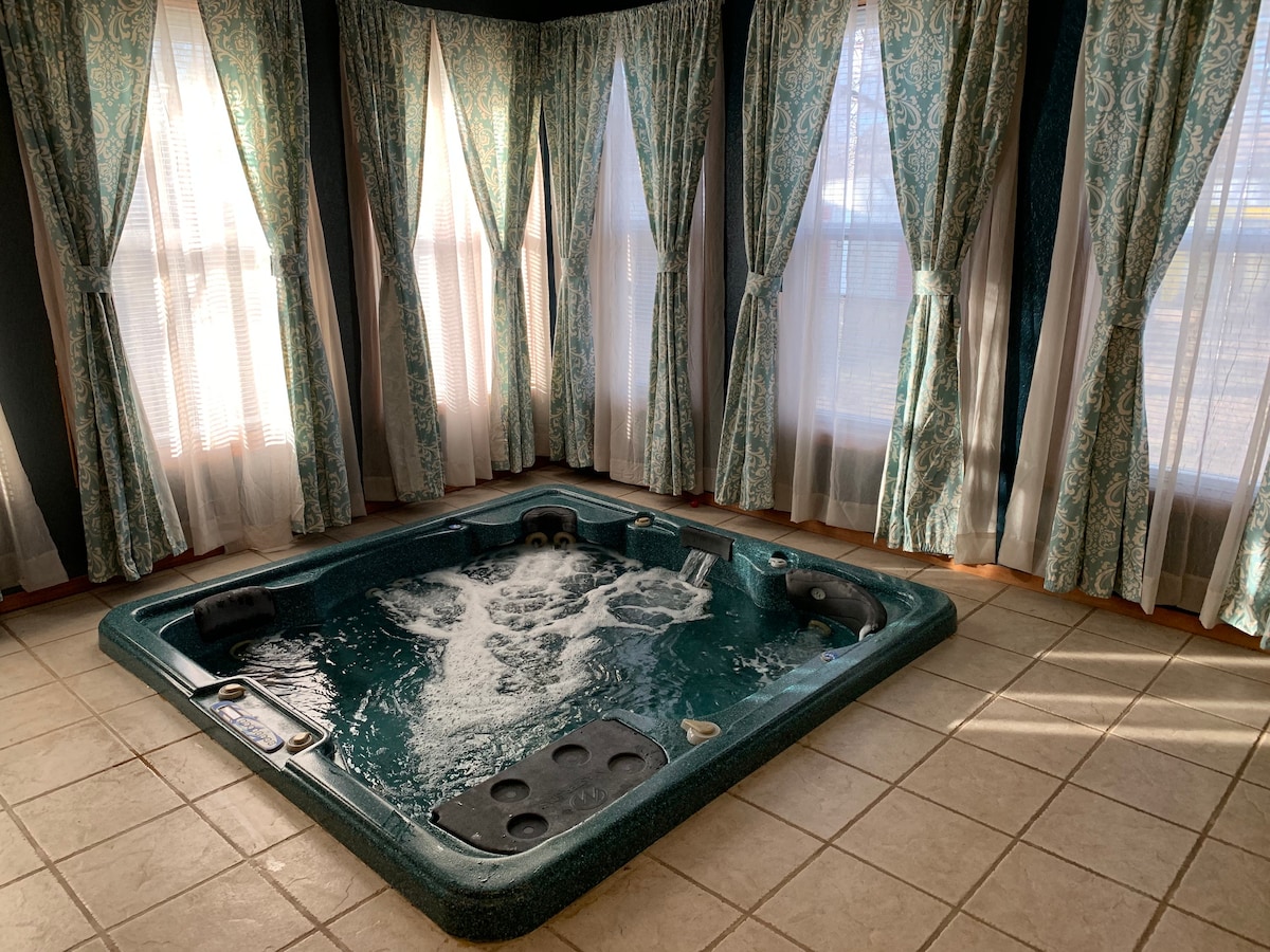 房间宽敞，配备热水浴缸和私家入口