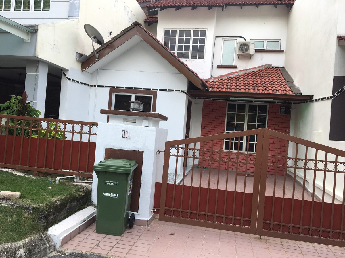 2-Storey House Bandar Tasik Selatan Homestay