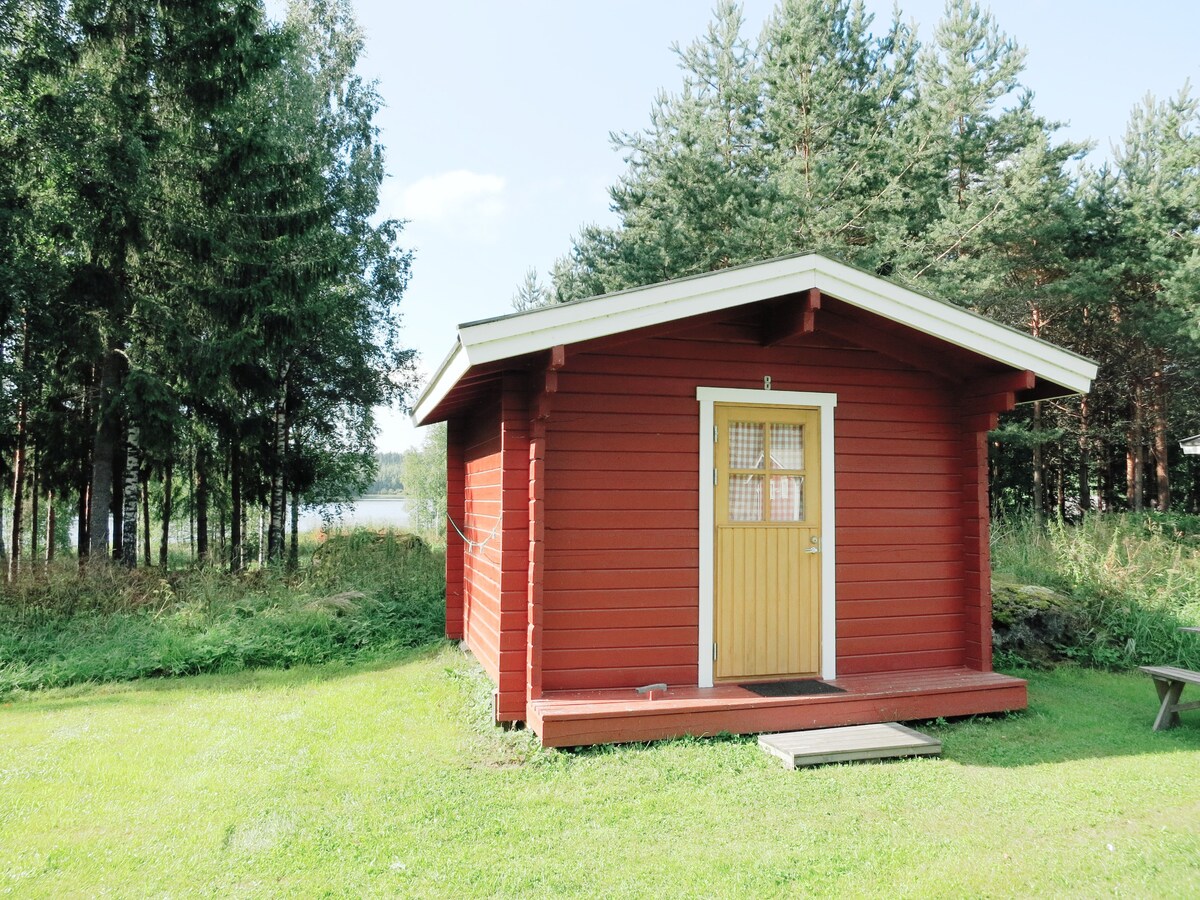 湖畔农场院子里的乡村小屋