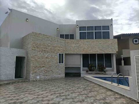 Casas bote, piscina, lancha