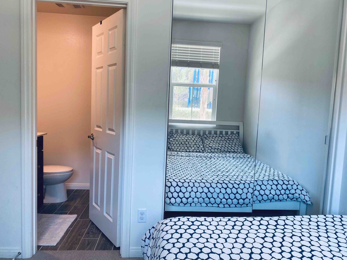 Clean, Quite & Cozy Suite with Private Bathroom