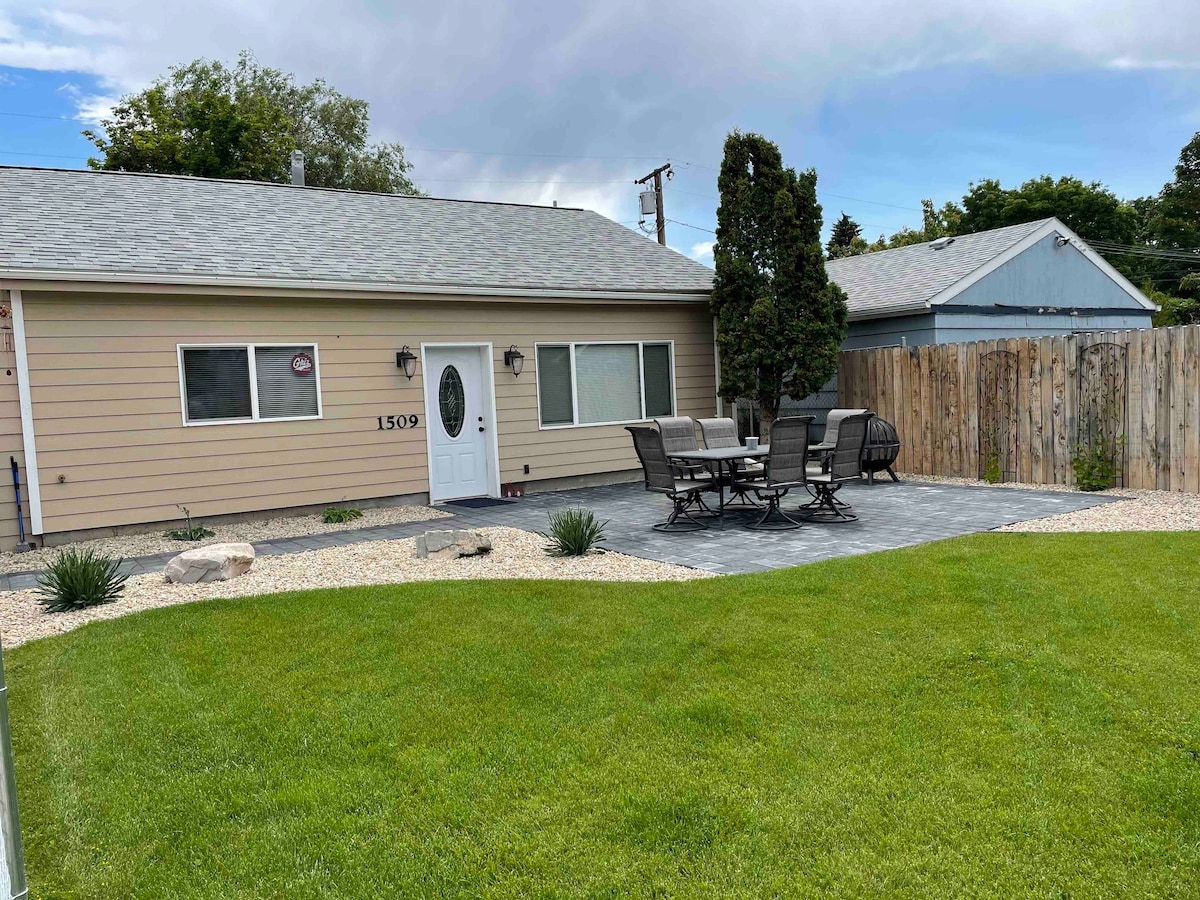 Cheerful 2-bedroom bungalow with outdoor space.