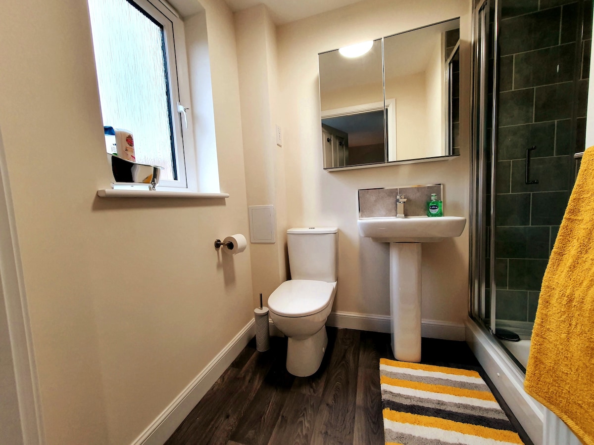 Private double room / en-suite in cosy townhouse