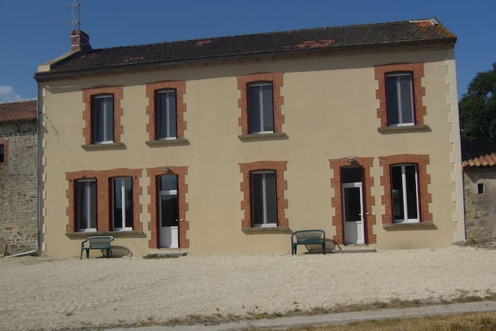 Lathus-Saint-Rémy的民宿