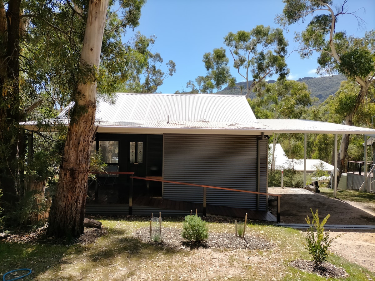 Halls Gap Cottages couples retreat (Blue Gum)