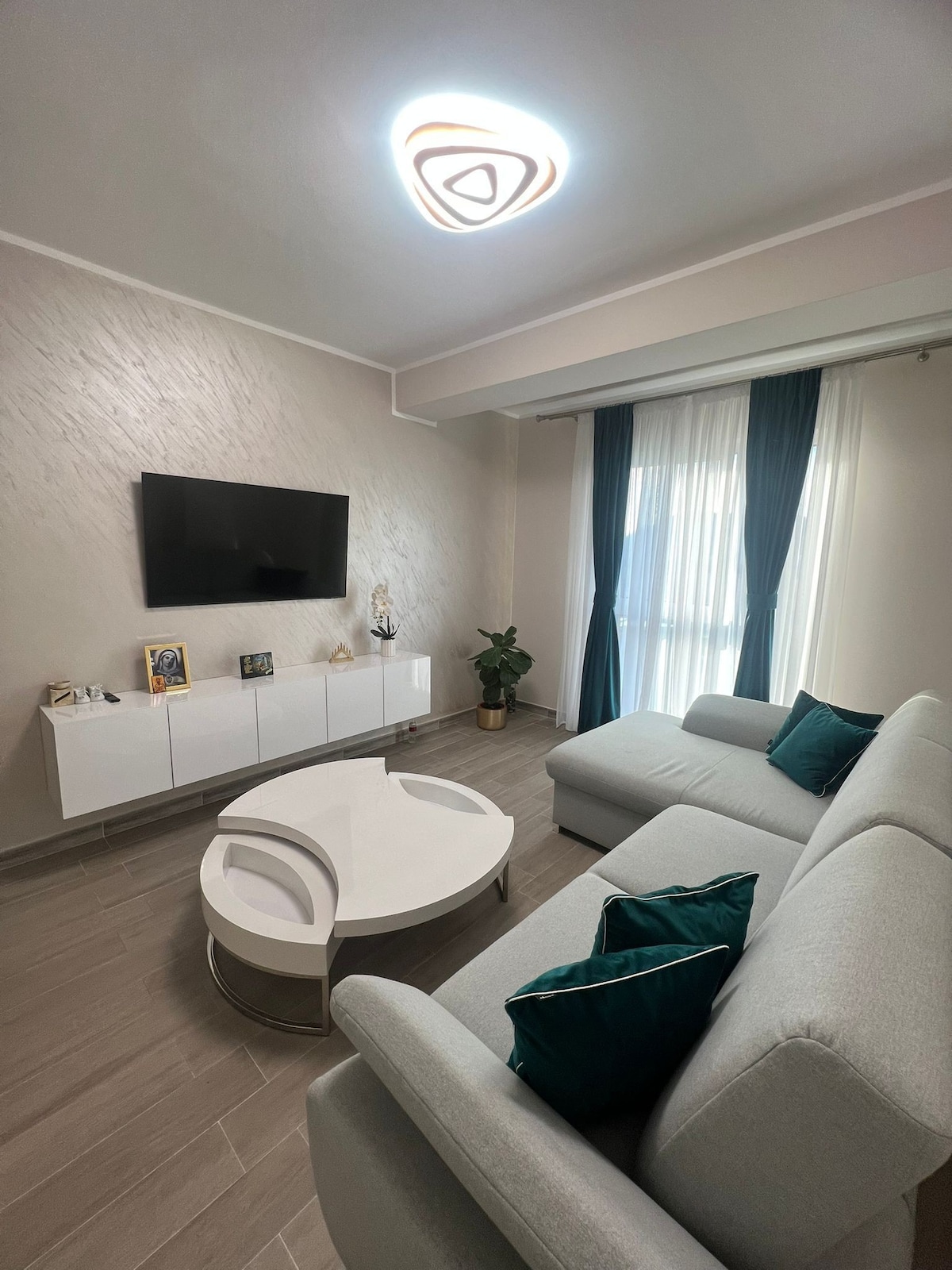 Apartament nou 
Zonă centrală