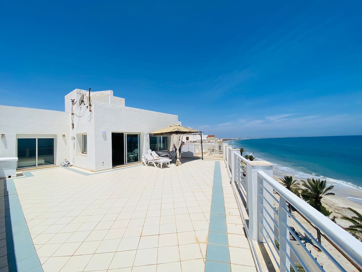 Appartement au bord de la mer avec terrasse.