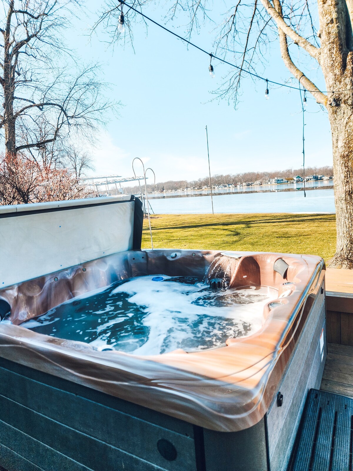 Tippy Lakefront W/Hot Tub/Paddle Boards/Basketball