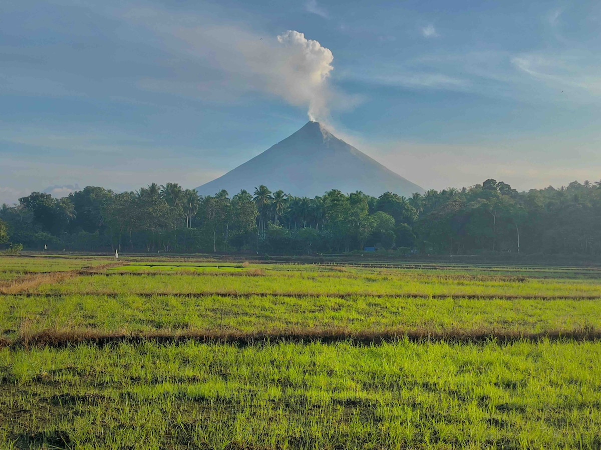 Balay sa Bulod （太阳能， Mt. Mayon景观）