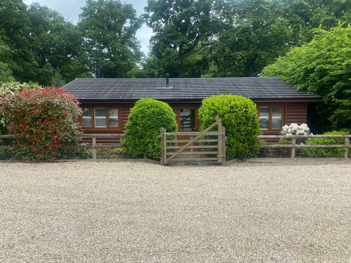 木屋， Nr Horsham ， W. Sussex ，带热水浴缸