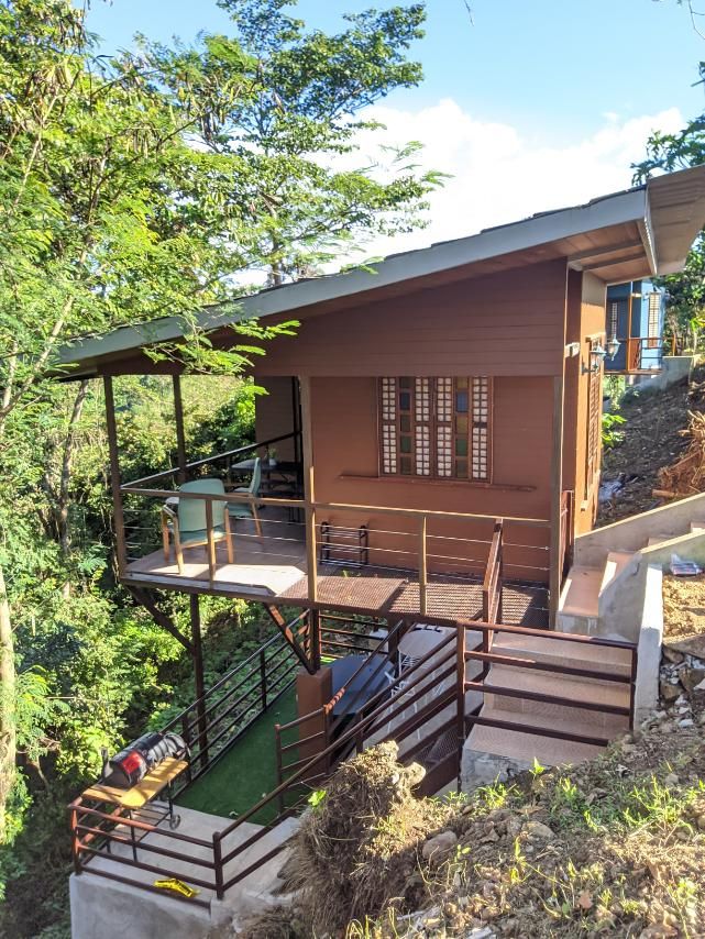 Cozy Treehouse (3) by a lush natural forest