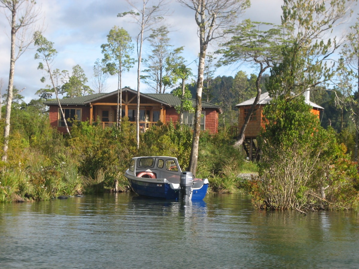 Beautiful lake shore Lodge in  yelcho lake.