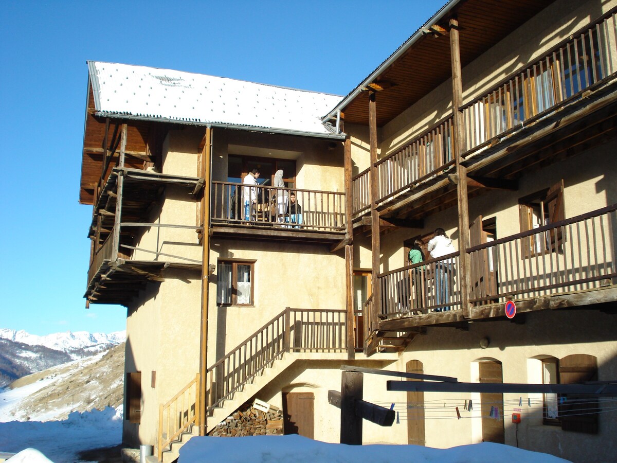 .8 Chalet le Genepy 6-bed room (ch 8)