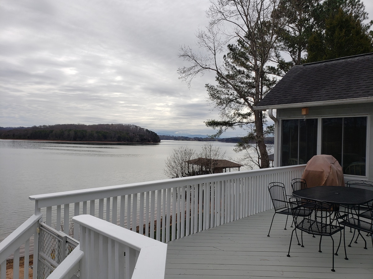 太棒了，带码头的Tellico Lake Front Home ！