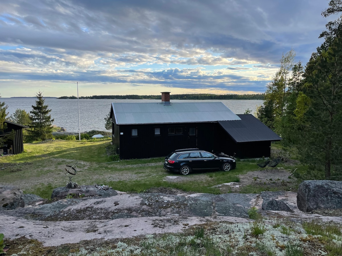 Nice waterside cabin by Lake Vänern