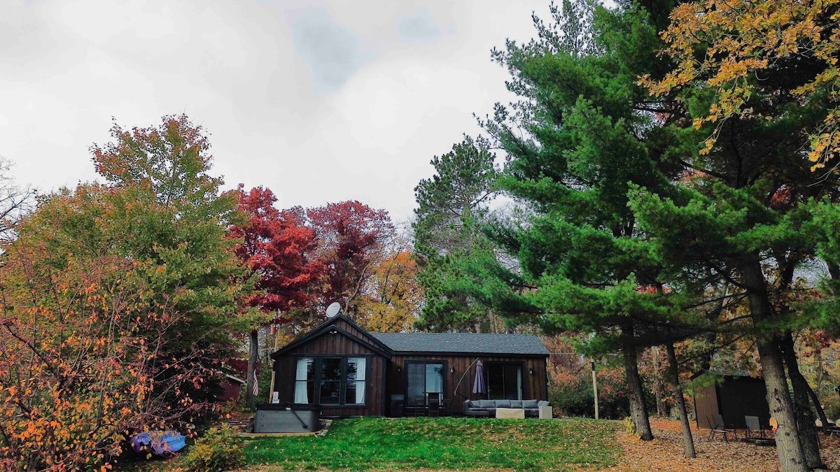 Lakefront cabin retreat-private hot tub w/ a view!