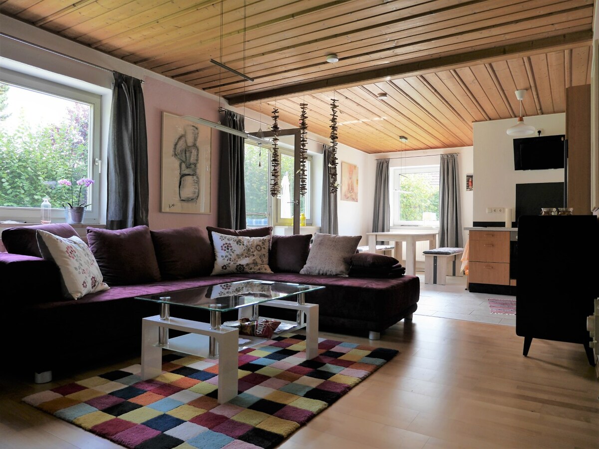KeDo公寓（ Neukirchen Vorm Wald ） ，公寓（ 90平方米） ，配有现代化的宽敞厨房/客厅
