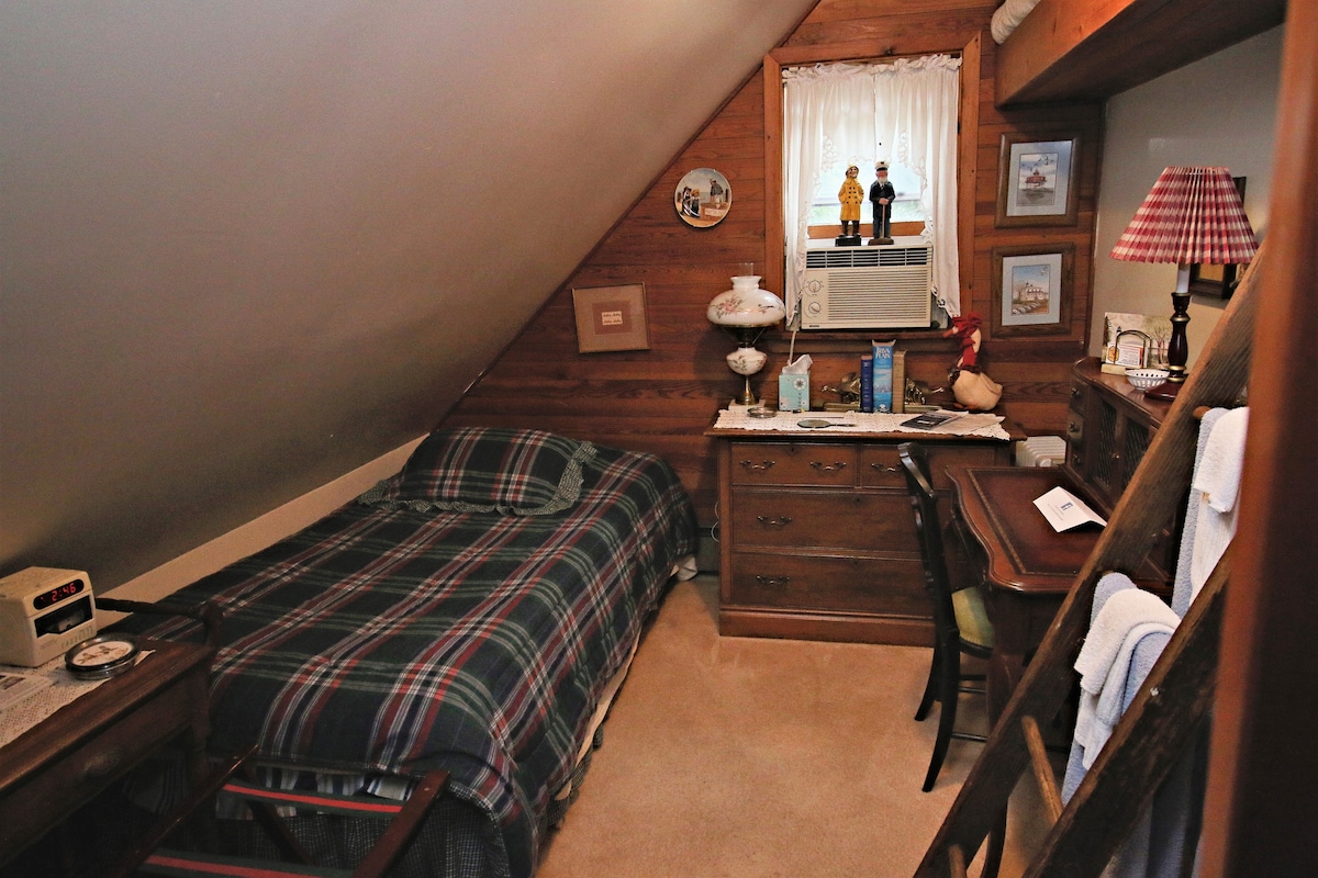 Burke Room (shared bathroom) - Ebenezer House Bed and Breakfast