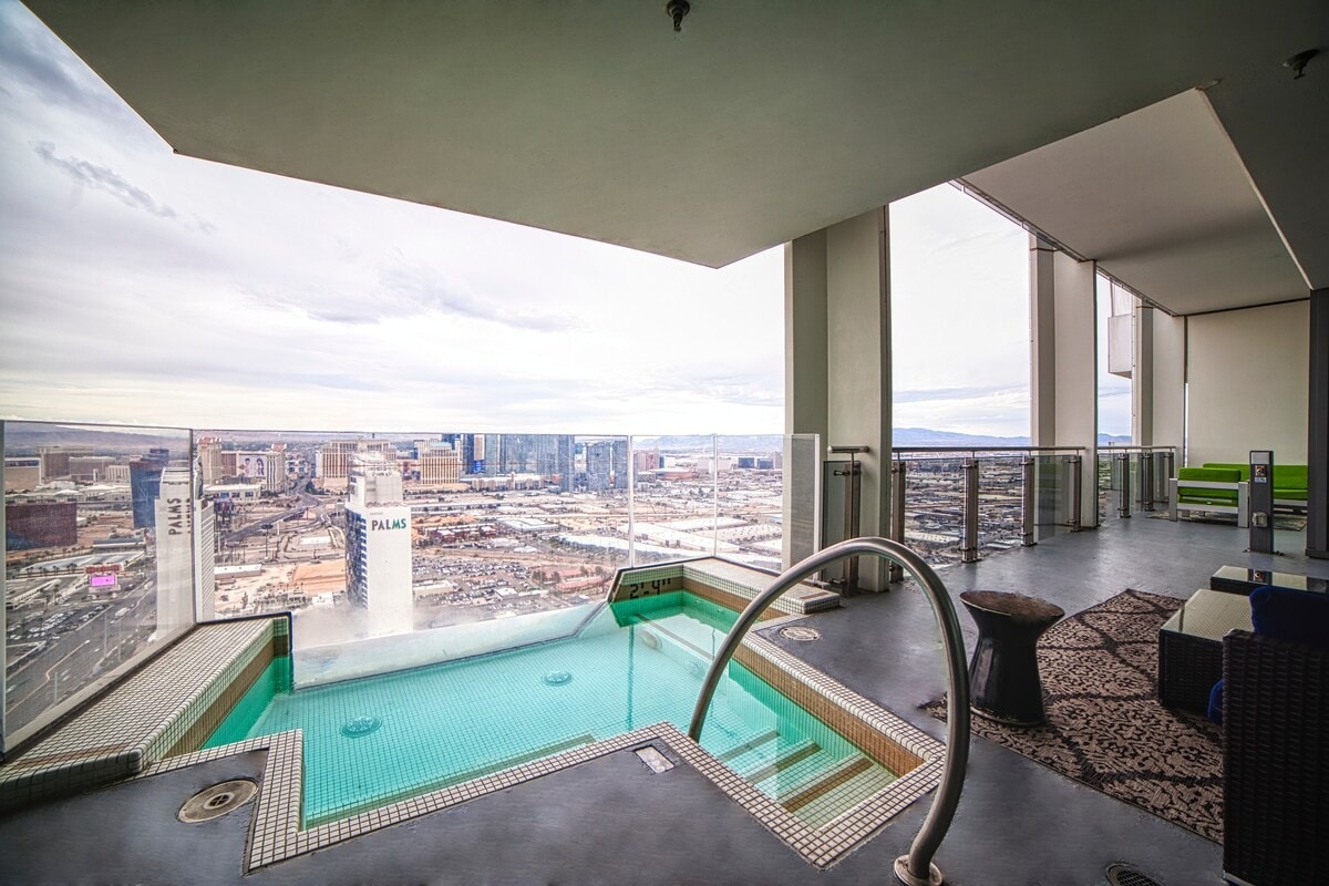 顶级豪华五星级顶层公寓，带按摩浴缸+条带