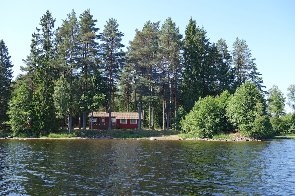 湖畔的Södraski度假小屋。