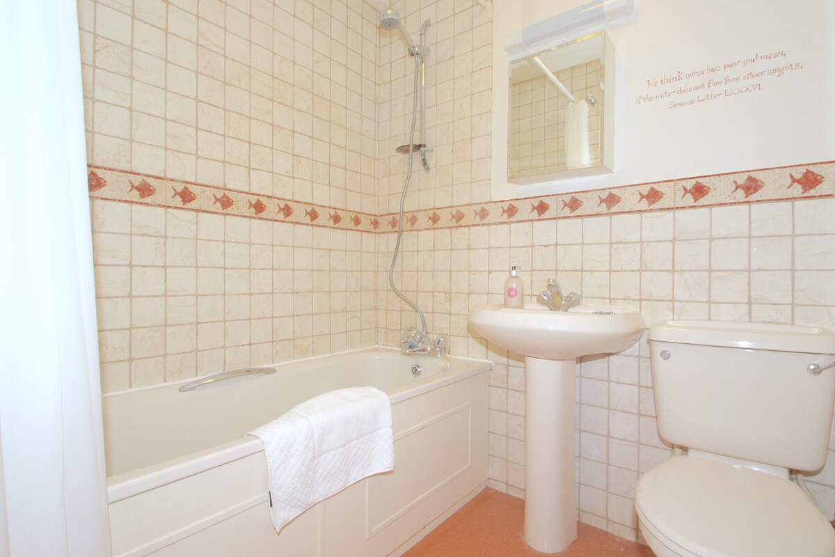 ★Perfectly located 1 Bed overlooking the River N2★