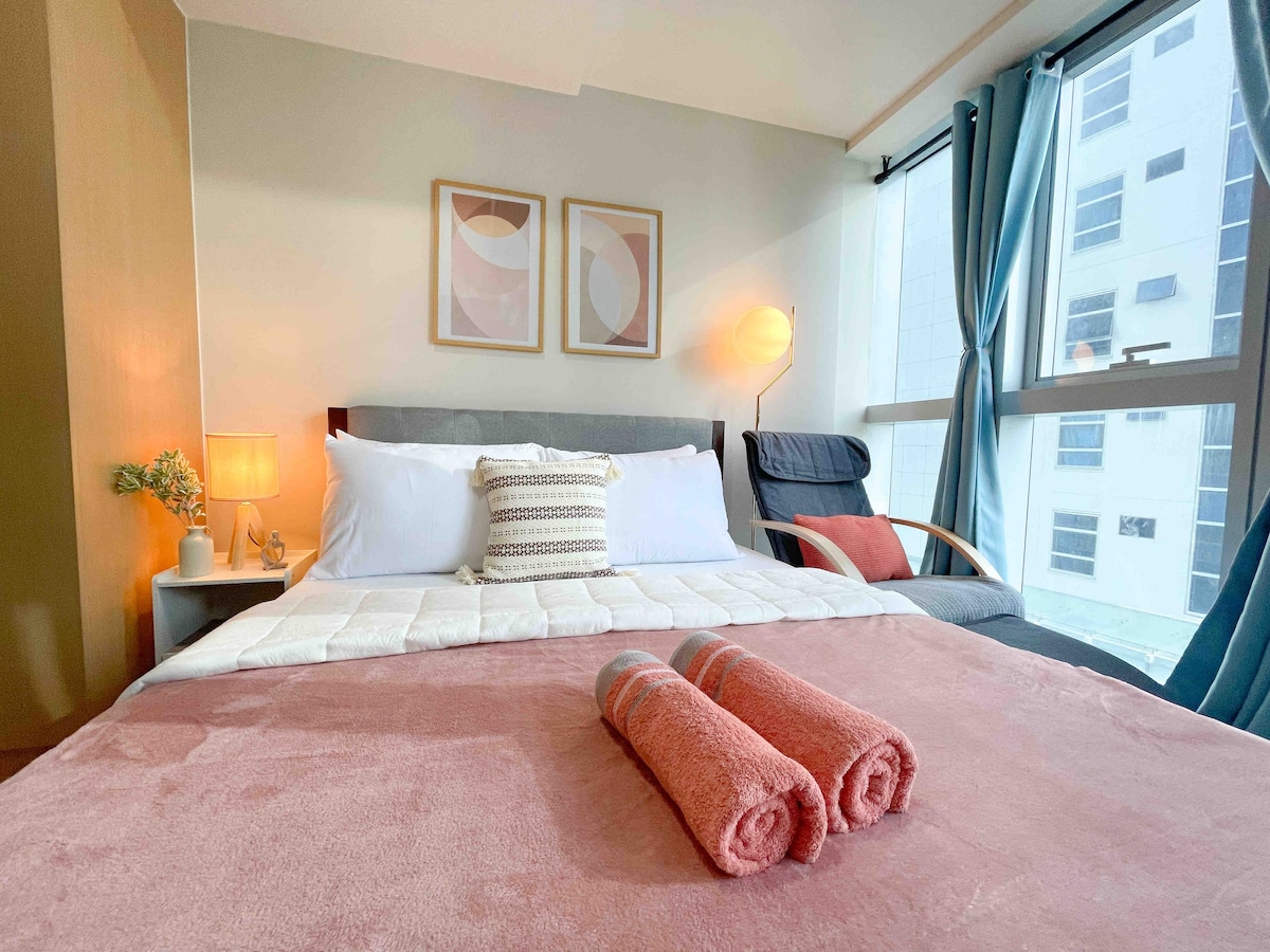 Bright & Cozy Suite in Uptown BGC + FastWifi