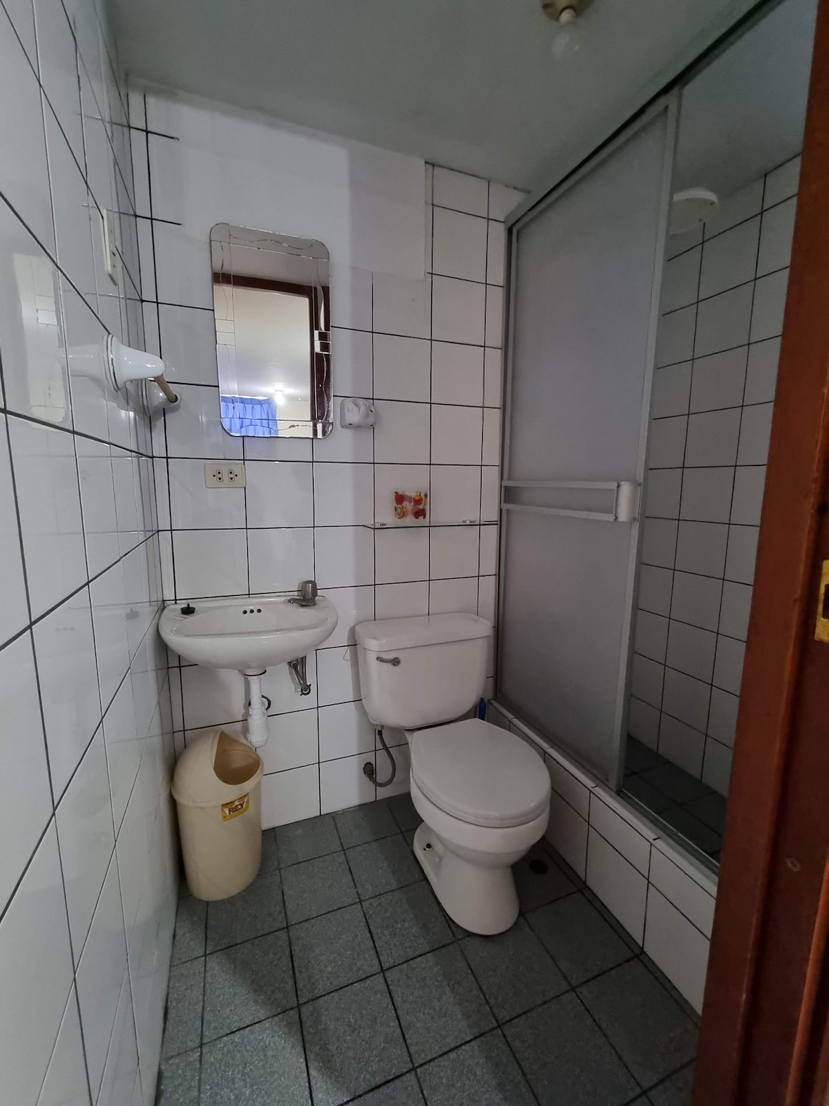 Amplia habitación amoblada con baño privado