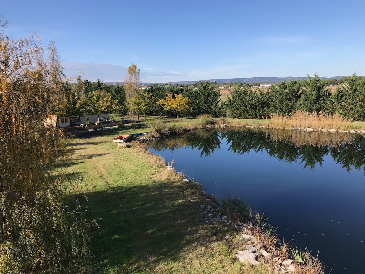 Chalet au bord d’un étang privé avec piscine