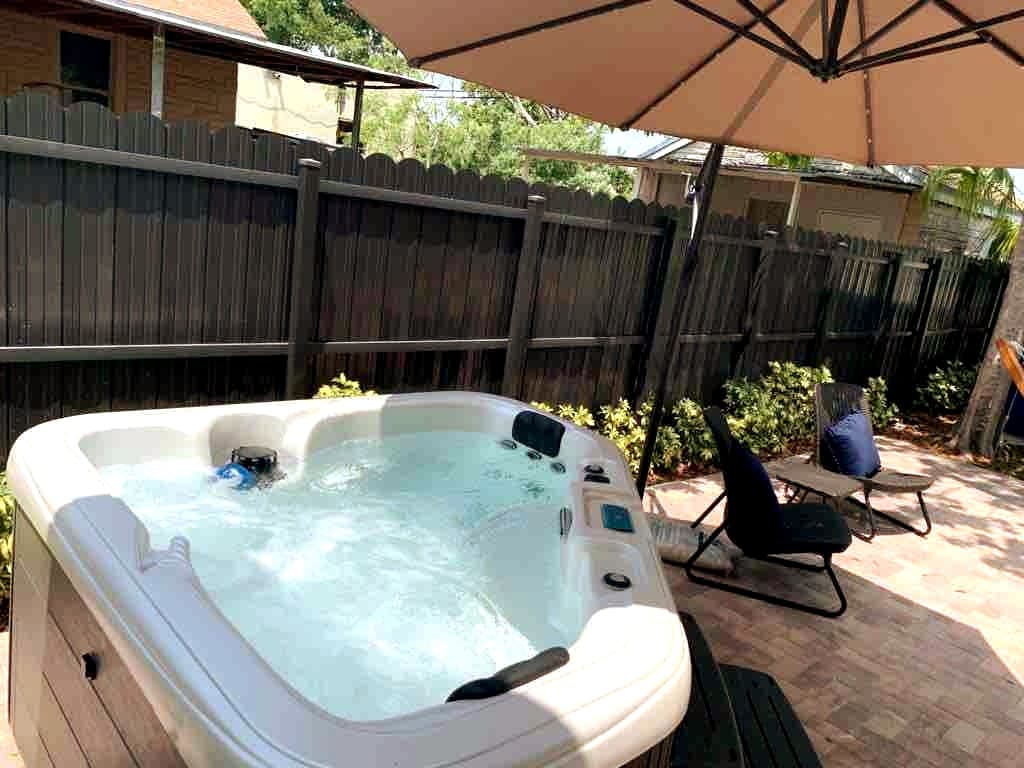 热带蓝微风单间公寓私人按摩浴缸和露台。
