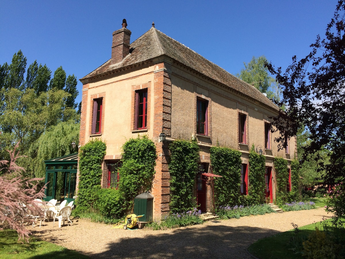 Maison normande bord Eure avec piscine 45 mn Paris