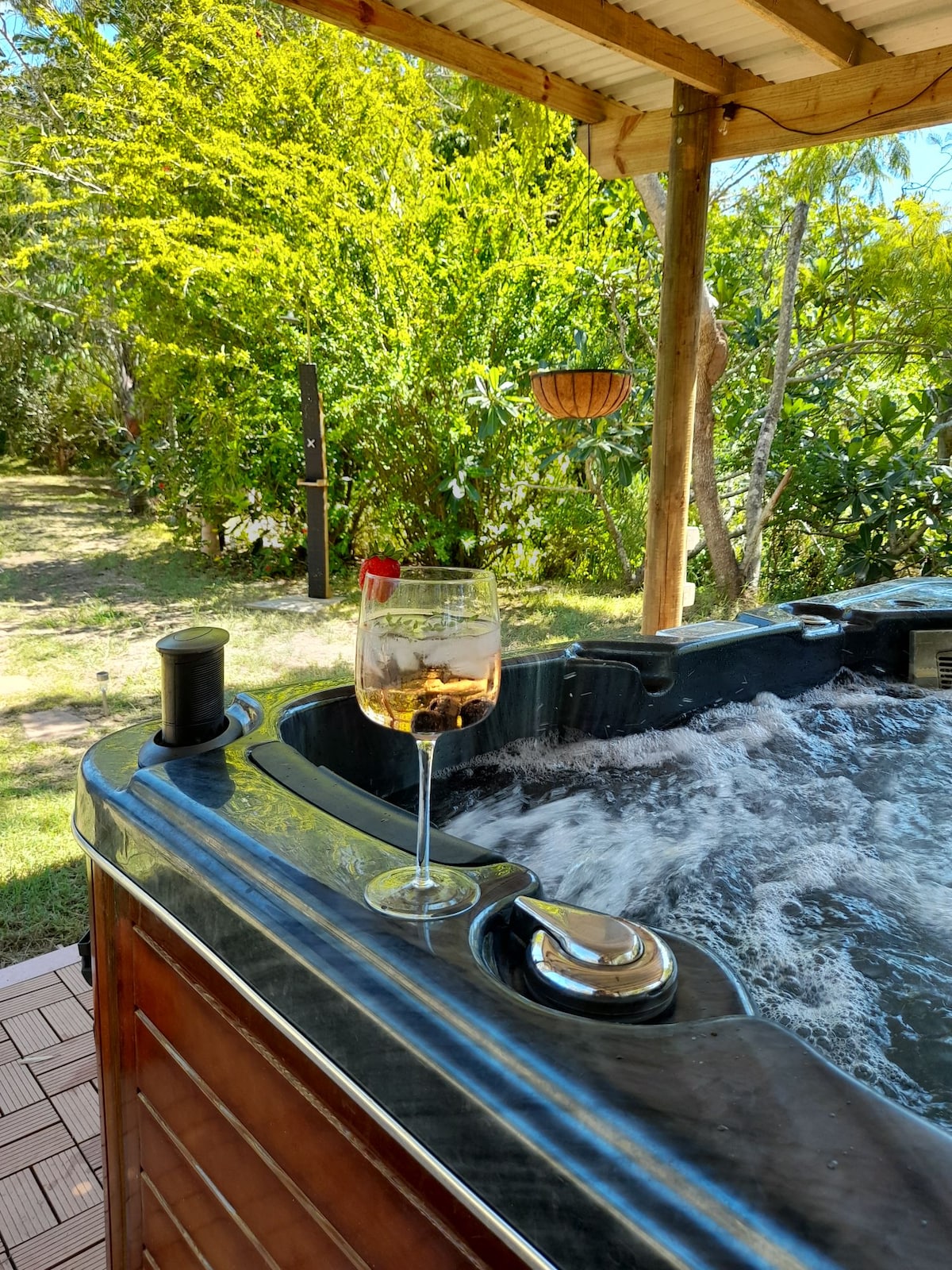 Queen, lounge, sep bathroom, spa in country home