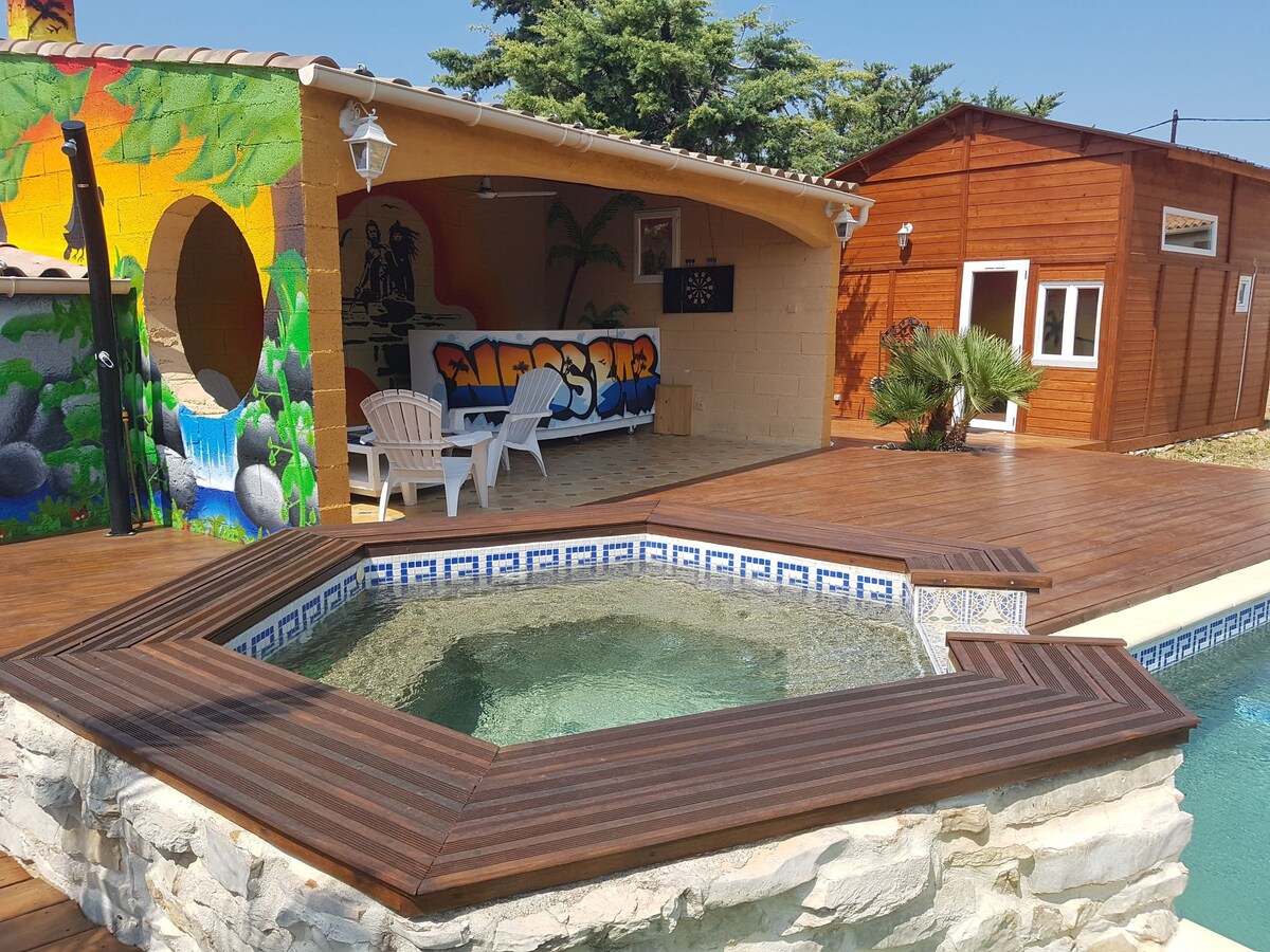 漂亮的小屋，配备游泳池和热水浴缸