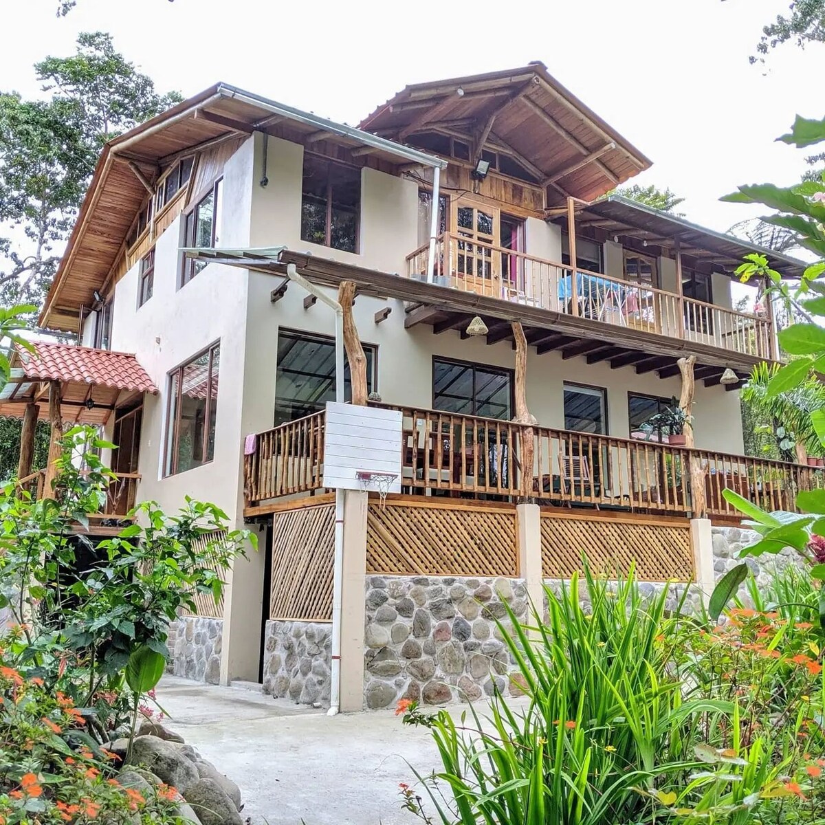 Serenity Lodge - Riverside home in the cloudforest