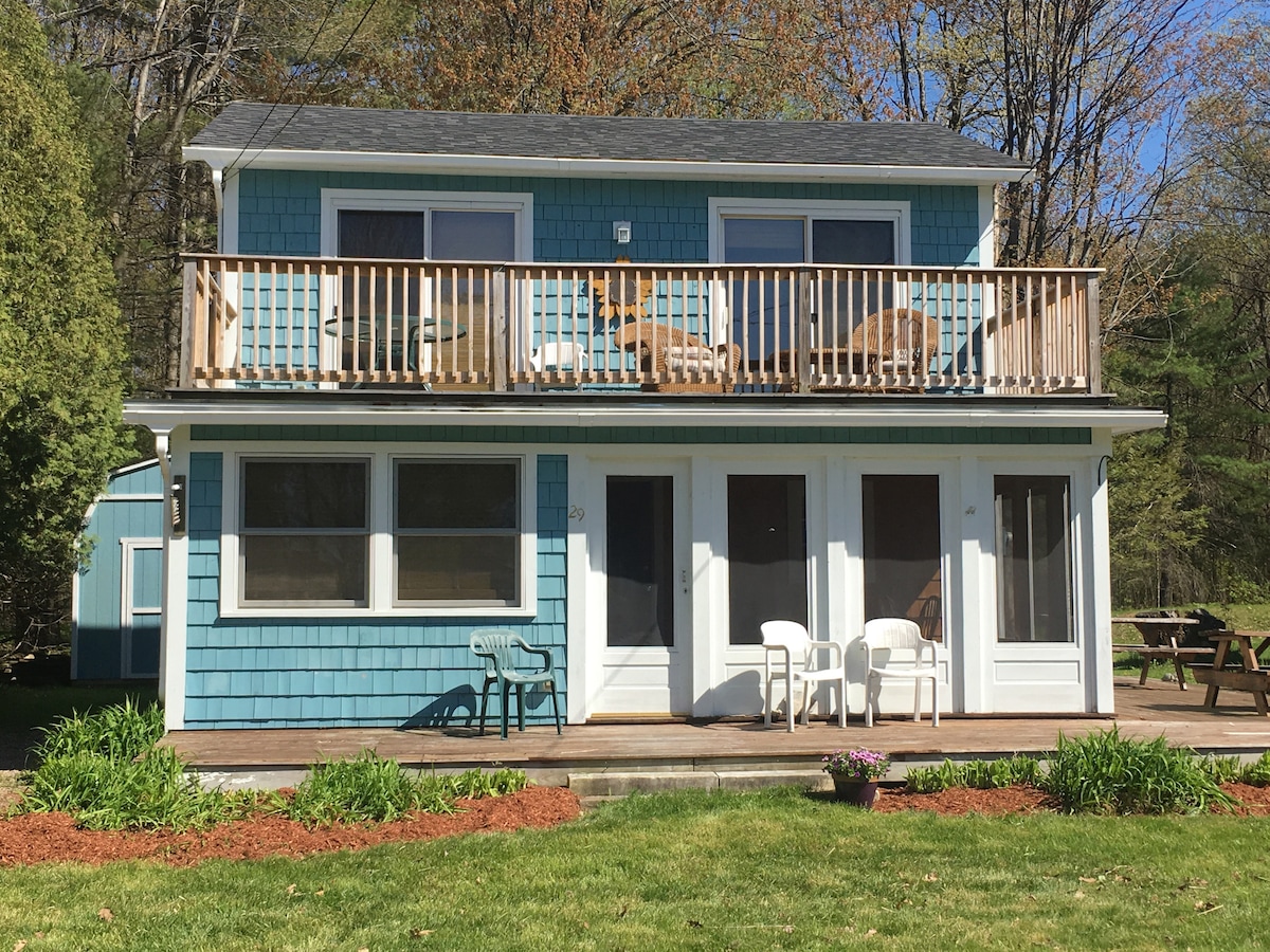 Cozy cottage steps from the beach!