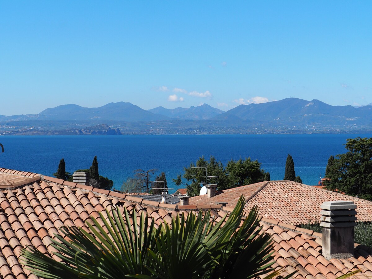 Laura公寓- Bardolino-Lake Garda的湖景
