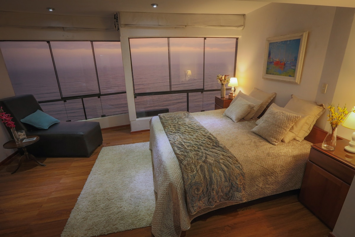 米拉弗洛雷斯壮观的海滨顶层公寓