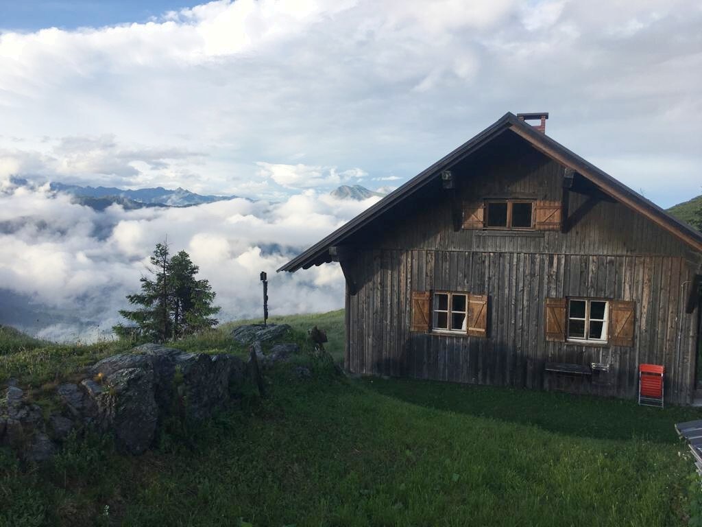 安静的高山小屋，位于宁静的阿尔卑斯山（ Carnic Alps ）