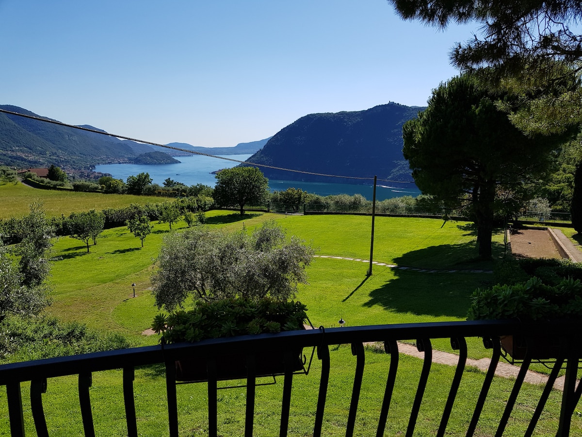 Porzione indipendente di villa con parco e piscina